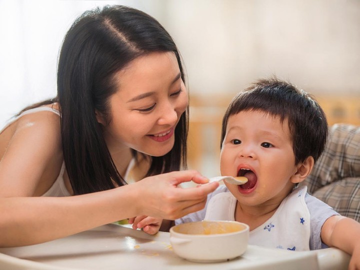 Signs that a baby is ready to be given complementary foods for breast milk